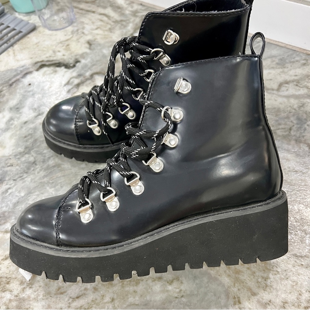 Wanted Hunter Alpine Combat Lace-Up Black Wedge Bootie Size 5.5 - Picture 4 of 6